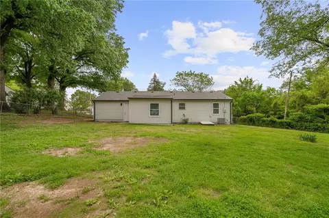 Exterior - 601 Eisenhower Rd, Lansing, KS 66043 photo 7 of 8