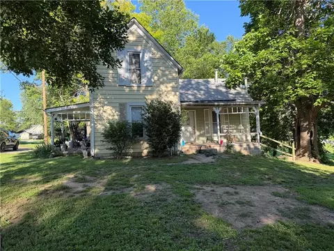 411 E 2nd St, Dearborn, MO 64439 photo 2