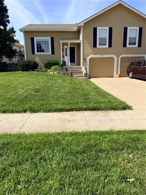 706 Holiday Dr, Lansing, KS 66043