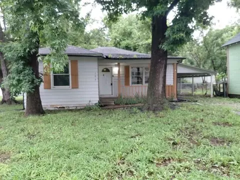 107 W Benton St, Clinton, MO 64735