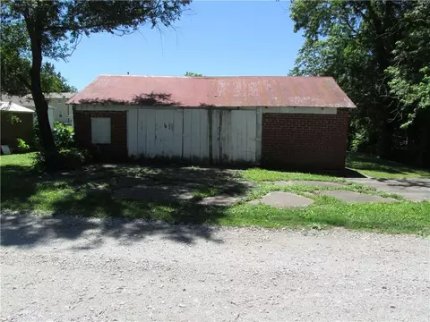 Exterior - 214 W 7th St, Cameron, MO 64429 photo 7 of 10