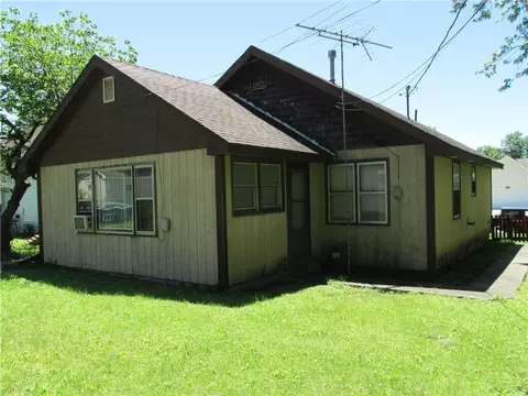 Exterior - 214 W 7th St, Cameron, MO 64429 photo 5 of 10