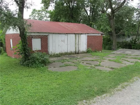 Exterior - 214 W 7th St, Cameron, MO 64429 photo 8 of 10