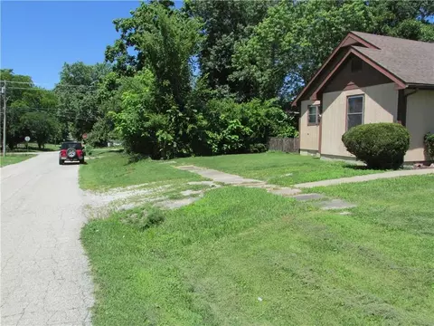Exterior - 214 W 7th St, Cameron, MO 64429 photo 2 of 10