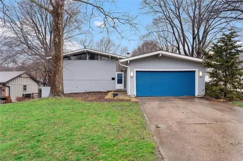 9102 Grant Ln, Overland Park, KS 66212