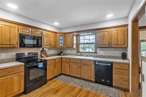 Kitchen - 12162 E 39th Ter, Independence, MO 64052 photo 2 of 2