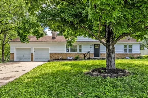 8849 N Locust St, Kansas City, MO 64155