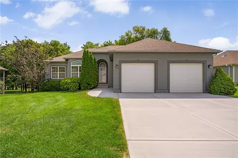 15613 White Dr, Belton, MO 64012