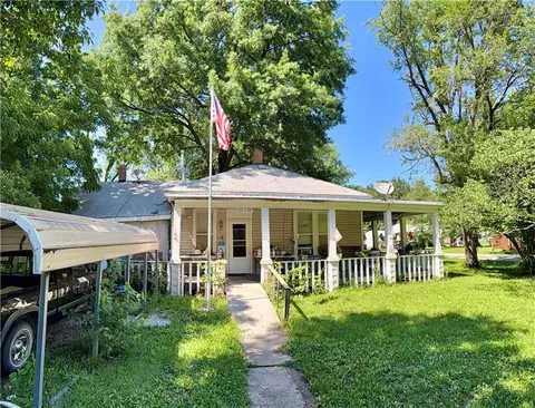 126 W 9th St, Leroy, KS 66857