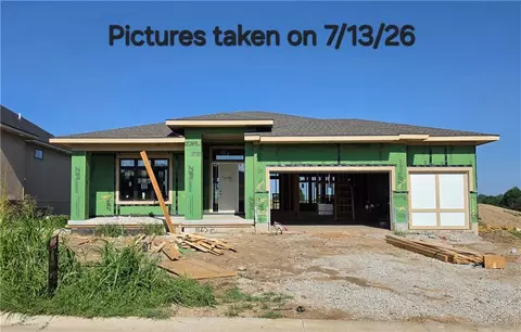 11257 S Sunray Dr, Olathe, KS 66061