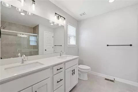Bath - 707 Glenn Cir, Raymore, MO 64083 photo 3 of 4