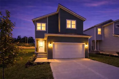 Exterior - 707 Glenn Cir, Raymore, MO 64083 photo 2 of 6