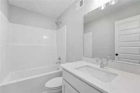 Bath - 707 Glenn Cir, Raymore, MO 64083 photo 2 of 4