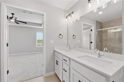Bath - 707 Glenn Cir, Raymore, MO 64083 photo 1 of 4
