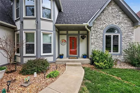 14317 S Blackfoot Dr, Olathe, KS 66062