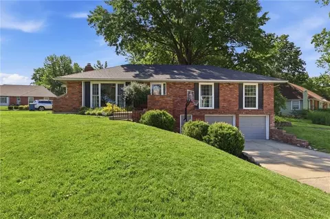 921 Glen Haven Cir, Liberty, MO 64068