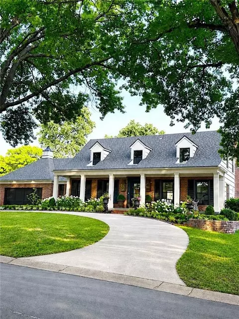 907 W 113th Ter, Kansas City, MO 64114