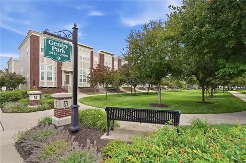 2911 Gentry Park Pkwy, Kansas City, MO 64116