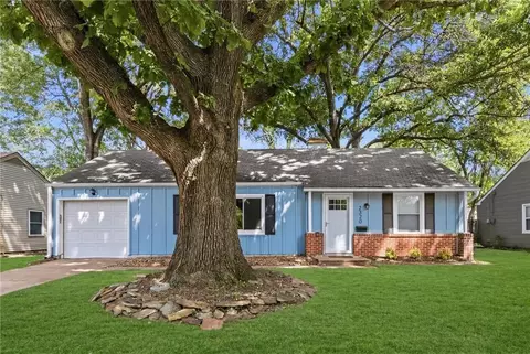 2320 W 76th St, Prairie Village, KS 66208