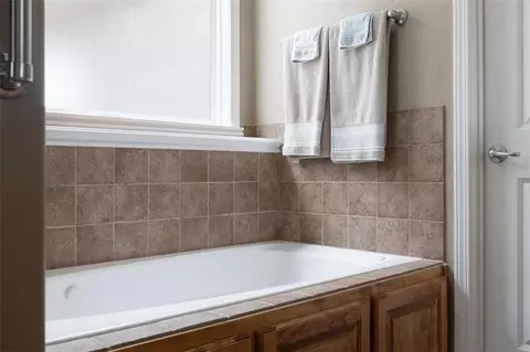 Bath - 5249 Carson Pl, Lawrence, KS 66049 photo 2 of 4