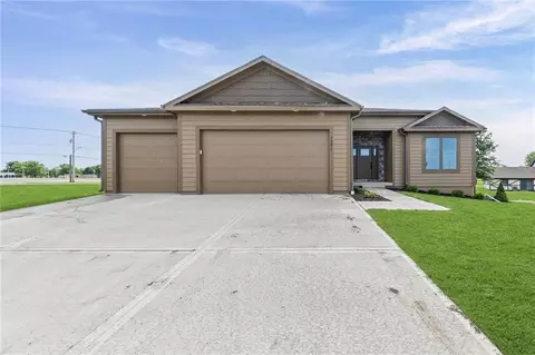 1201 Cottonwood Ct, Paola, KS 66071