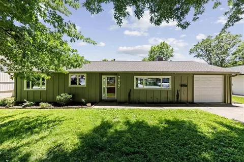 7637 Colonial Dr, Prairie Village, KS 66208