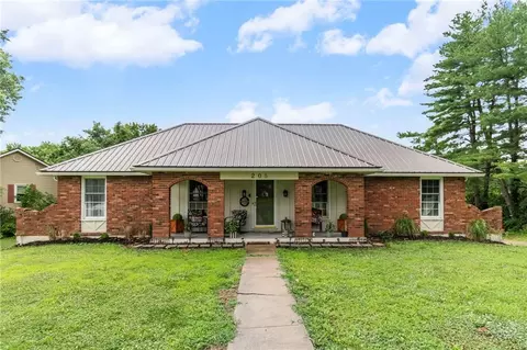 205 E Dauxville Dr, Richmond, MO 64085