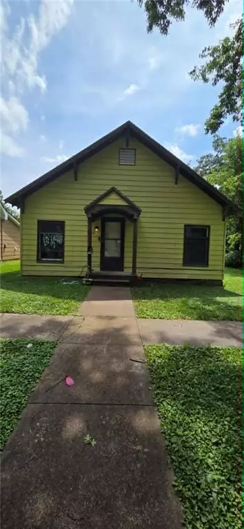315 S 3rd St, Iola, KS 66749