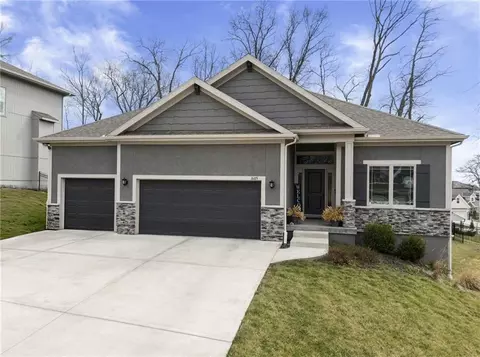 1605 NW 59th St, Kansas City, MO 64118