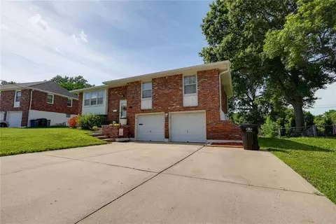 Exterior - 15408 E 42nd Pl, Independence, MO 64055 photo 3 of 10