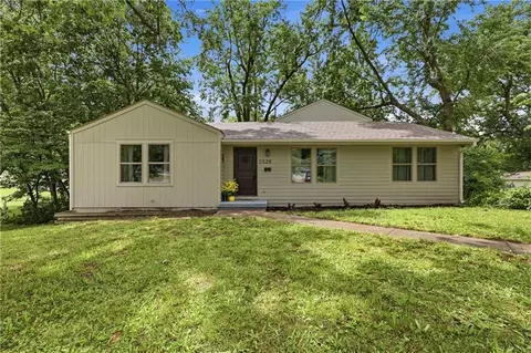 2526 Queen Ridge Dr, Independence, MO 64055