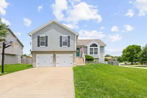 1300 SE Princeton Dr, Lees Summit, MO 64081