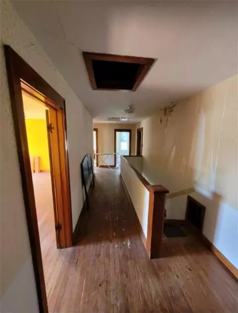Entry Way - 2103 Main St, Bethany, MO 64424 photo 1 of 2