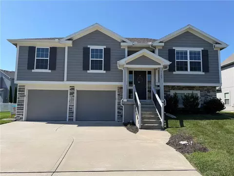 1109 SW Arborway Dr, Lees Summit, MO 64082