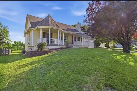 509 NE Olympic Ct, Lees Summit, MO 64064