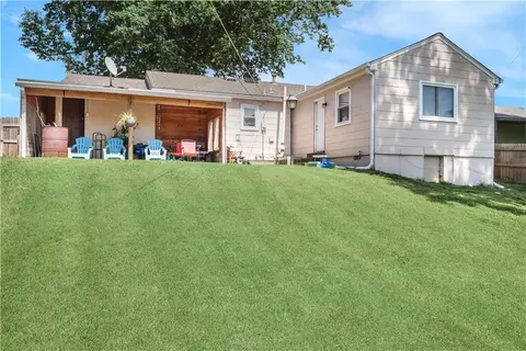 Exterior - 12907 E Mccoy St, Independence, MO 64055 photo 3 of 4