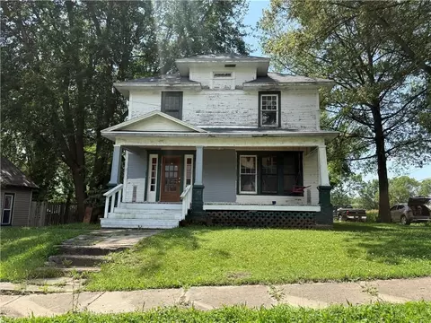 102 E 4th St, Pickering, MO 64476