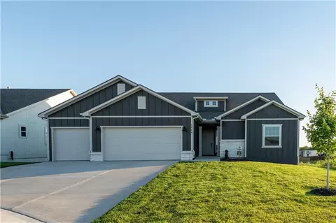 1544 N 162nd Cir, Basehor, KS 66007
