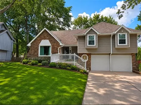 1139 NE Clubhouse Ct, Lees Summit, MO 64086
