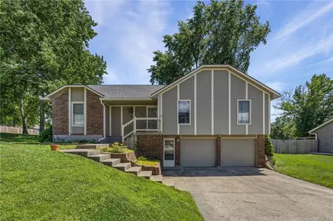 609 Loran Ln, Raymore, MO 64083
