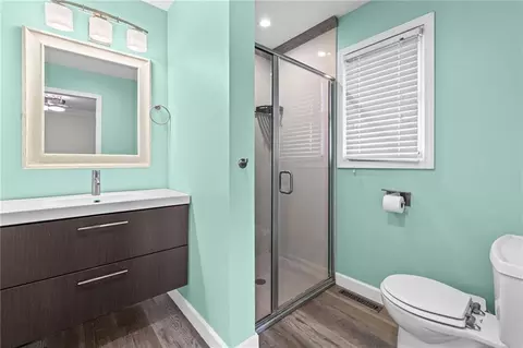 Bath - 609 Loran Ln, Raymore, MO 64083 photo 2 of 3