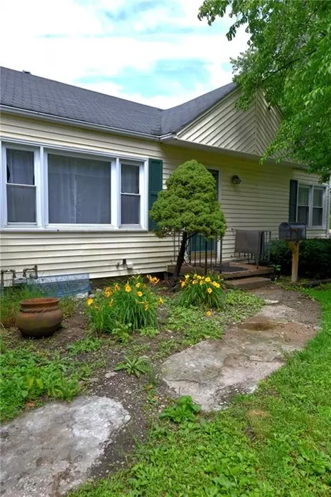 9604 E 32nd St, Independence, MO 64052