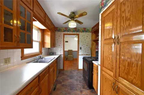 Entry Way - 9604 E 32nd St, Independence, MO 64052 photo 2 of 7
