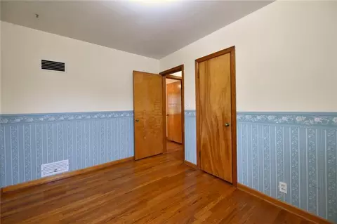 Bedroom - 9604 E 32nd St, Independence, MO 64052 photo 4 of 5
