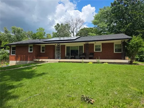6157 NE Meadowlane Cir, Oakwood Park, MO 64118