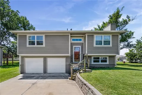 409 W South St, Spring Hill, KS 66083