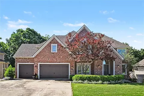 8033 Clearwater Dr, Parkville, MO 64152