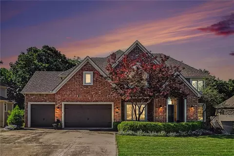 8033 Clearwater Dr, Parkville, MO 64152