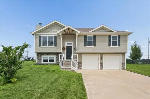 1206 Viola St, Smithville, MO 64089