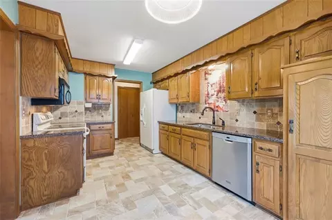 Kitchen - 105 SE Colony Dr, Lees Summit, MO 64063 photo 2 of 3
